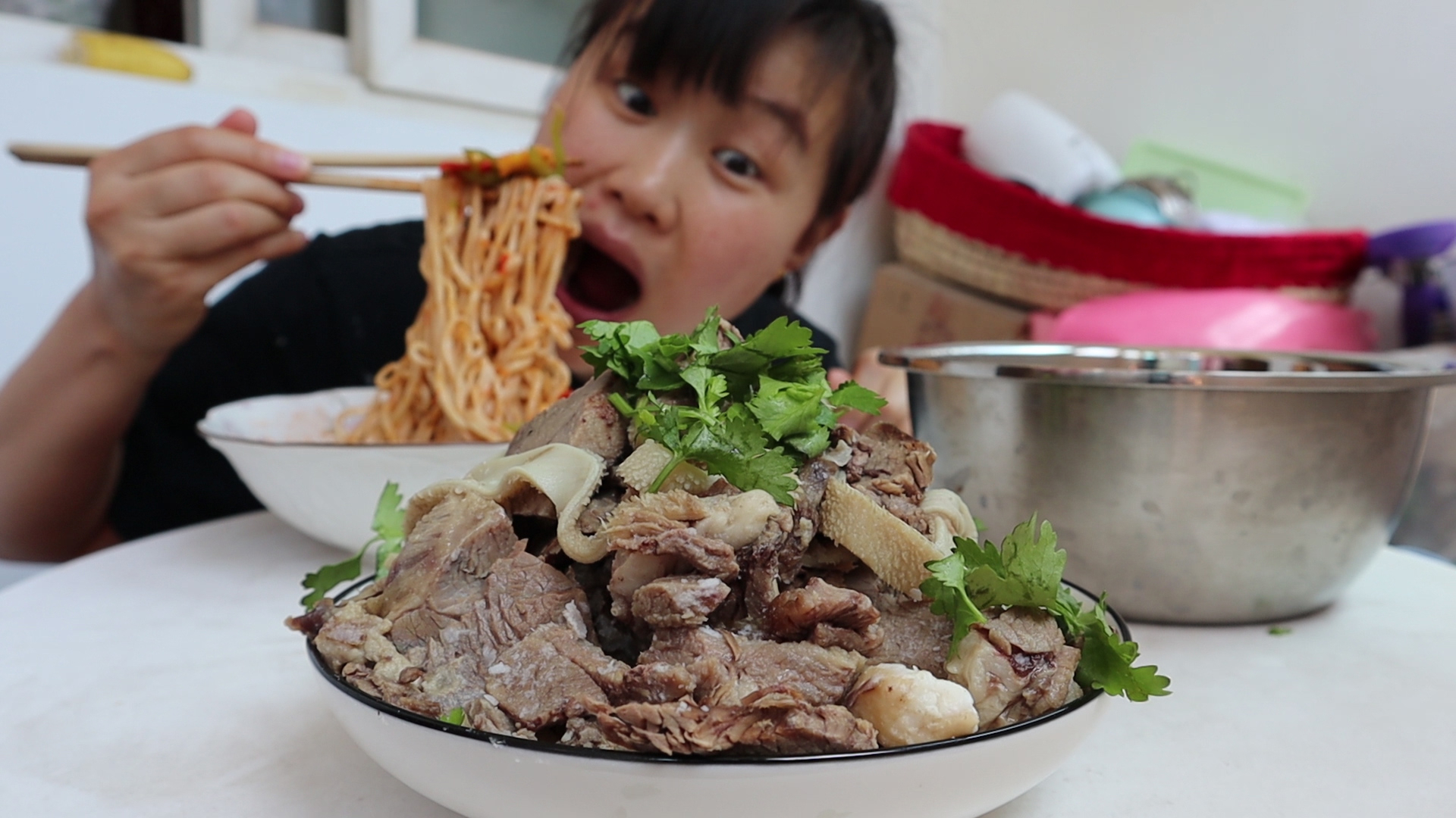 75一斤的纯羊肉什么味道?妹子花150买来2斤,肉块蘸着辣油吃,真过瘾